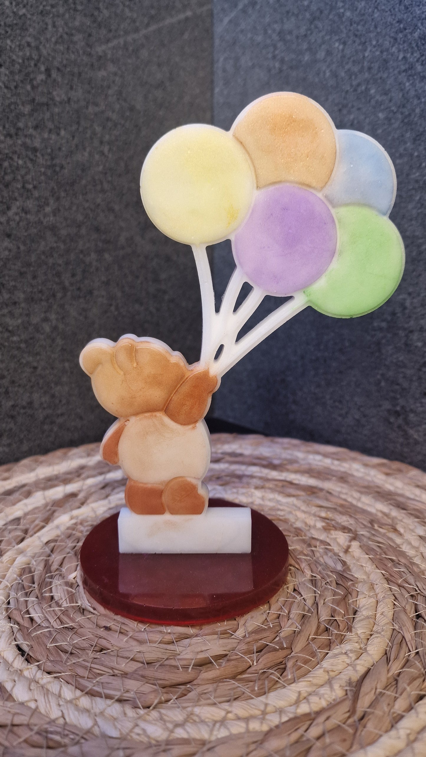 petit ours tenant des ballons