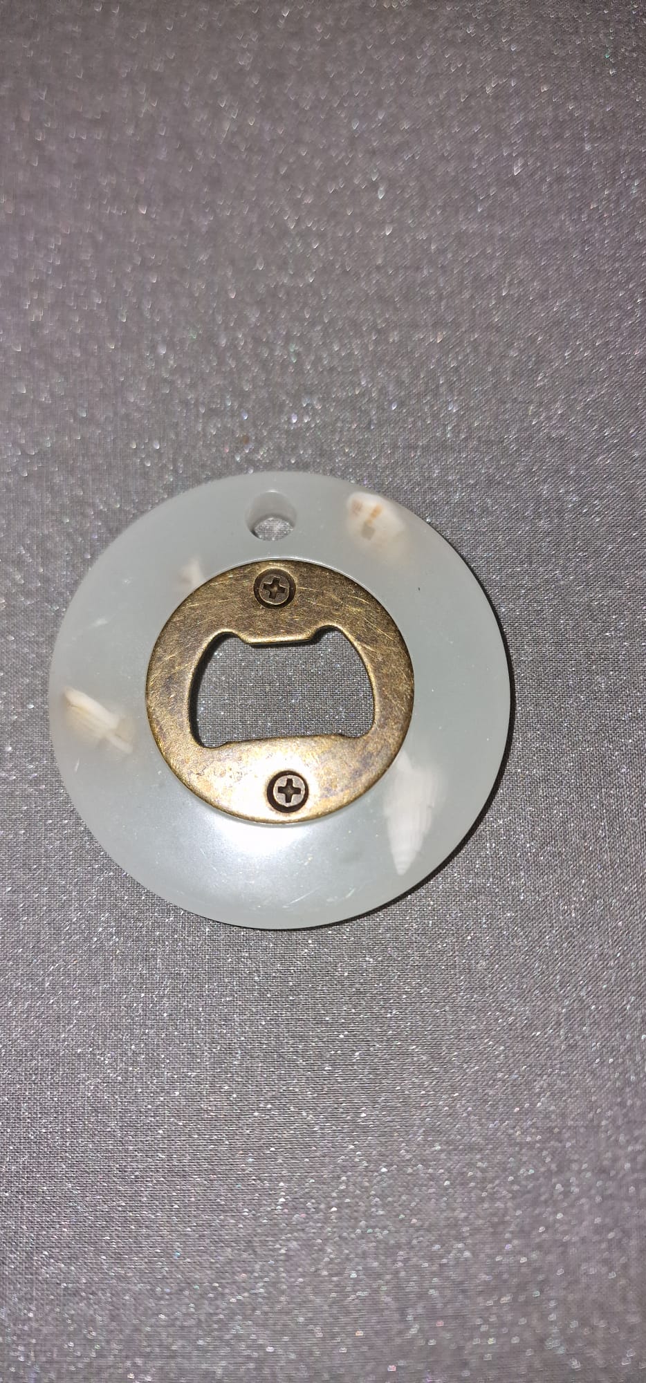 Décapsuleur artisanal rond – Résine minérale blanche