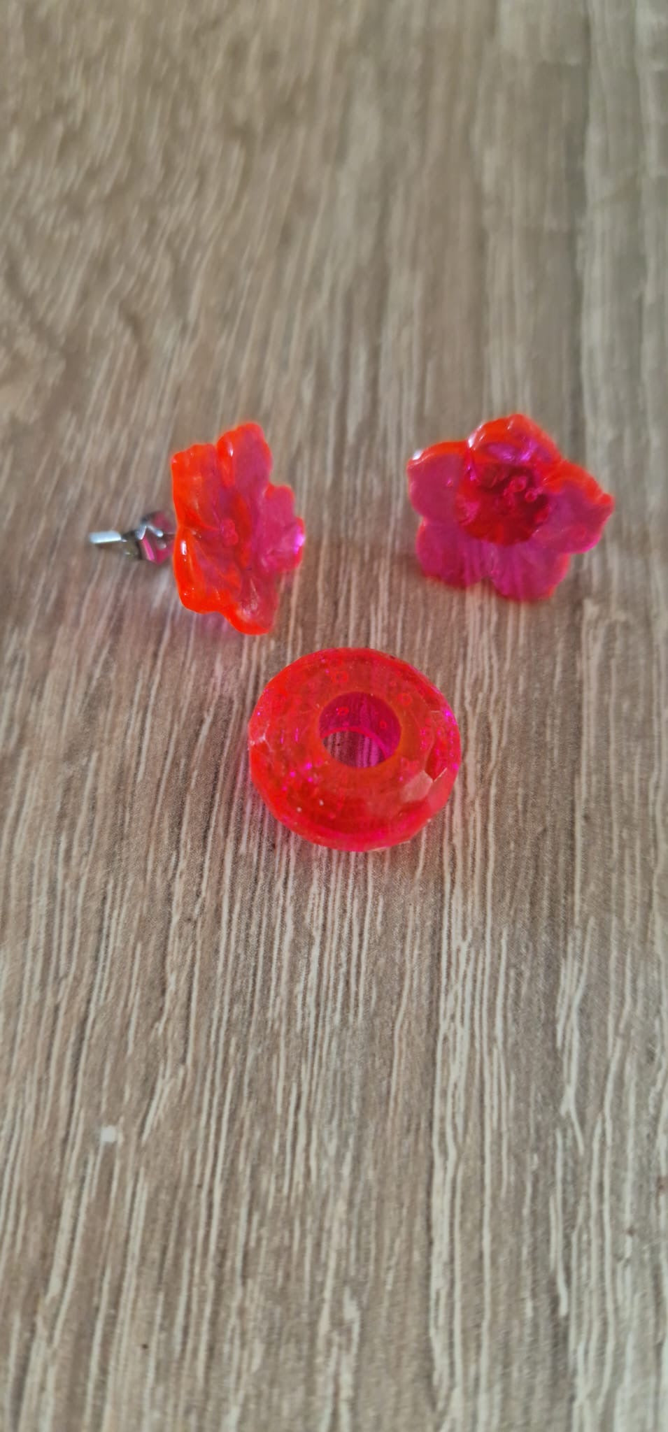 Ensemble “Fleur Doudouce Passion” – Clous d’oreilles & perle en résine
