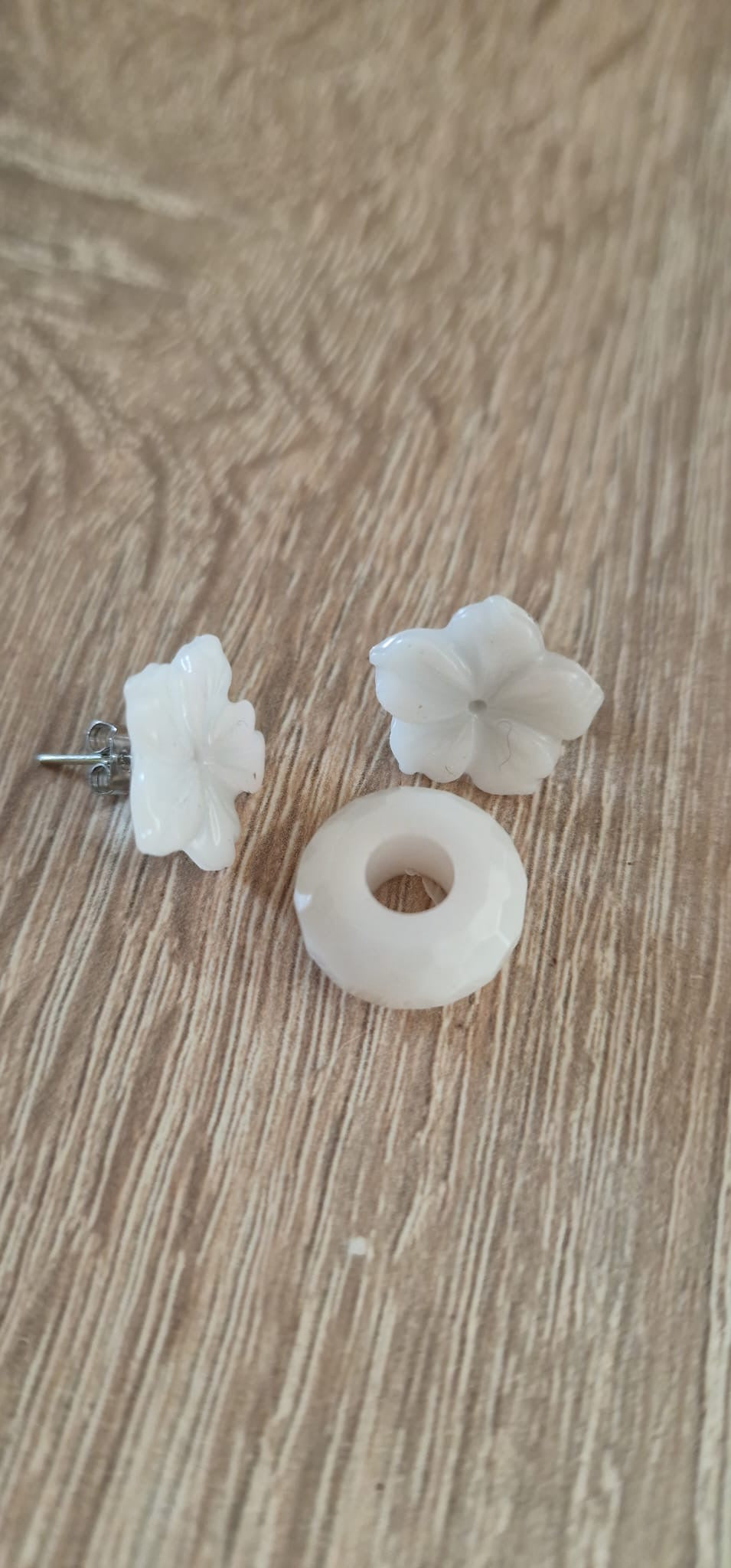 Ensemble “Fleur Doudouce” – Clous d’oreilles & perle en résine