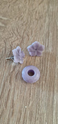 Ensemble “Fleur Doudouce Lavande” – Clous d’oreilles & perle en résine