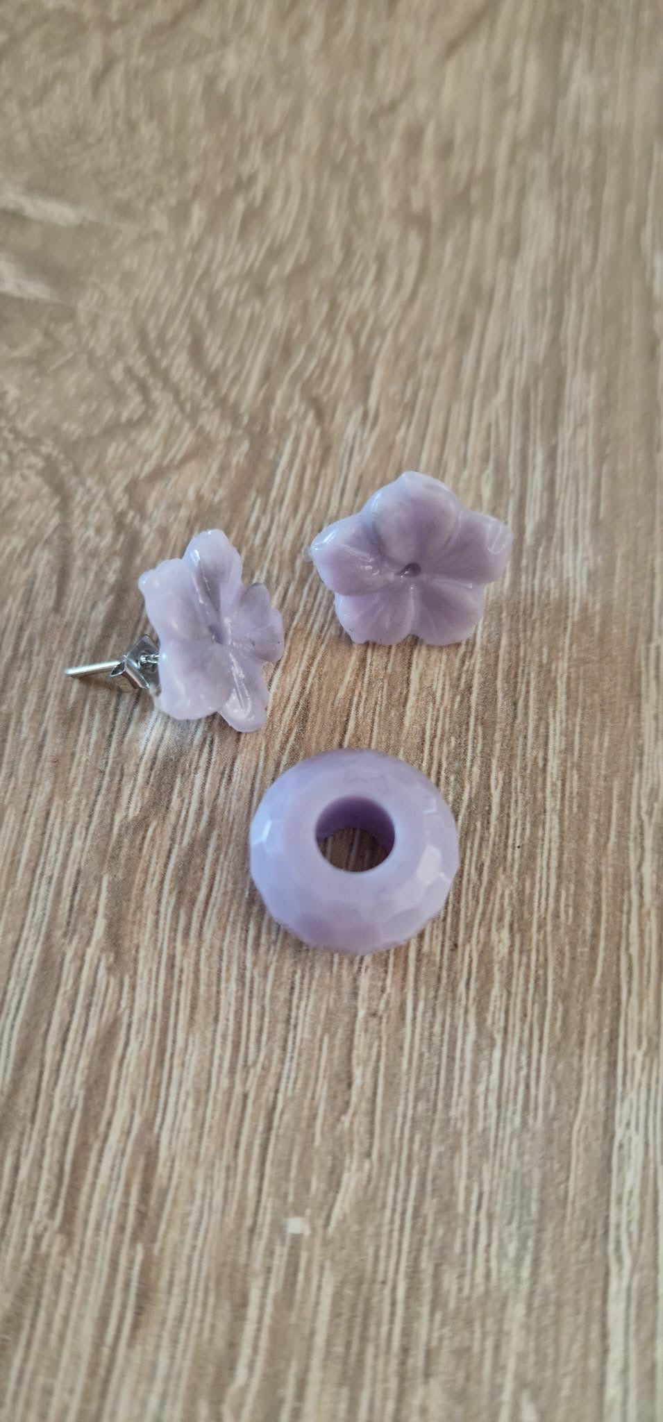 Ensemble “Fleur Doudouce Lavande” – Clous d’oreilles & perle en résine